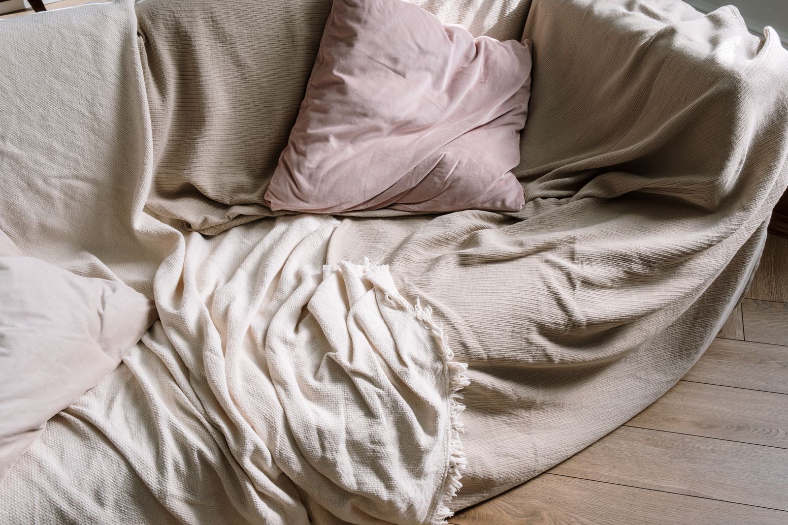 The same room adapted for a sensory-friendly visit, with lamp lighting, headphones and a weighted lap pad ready